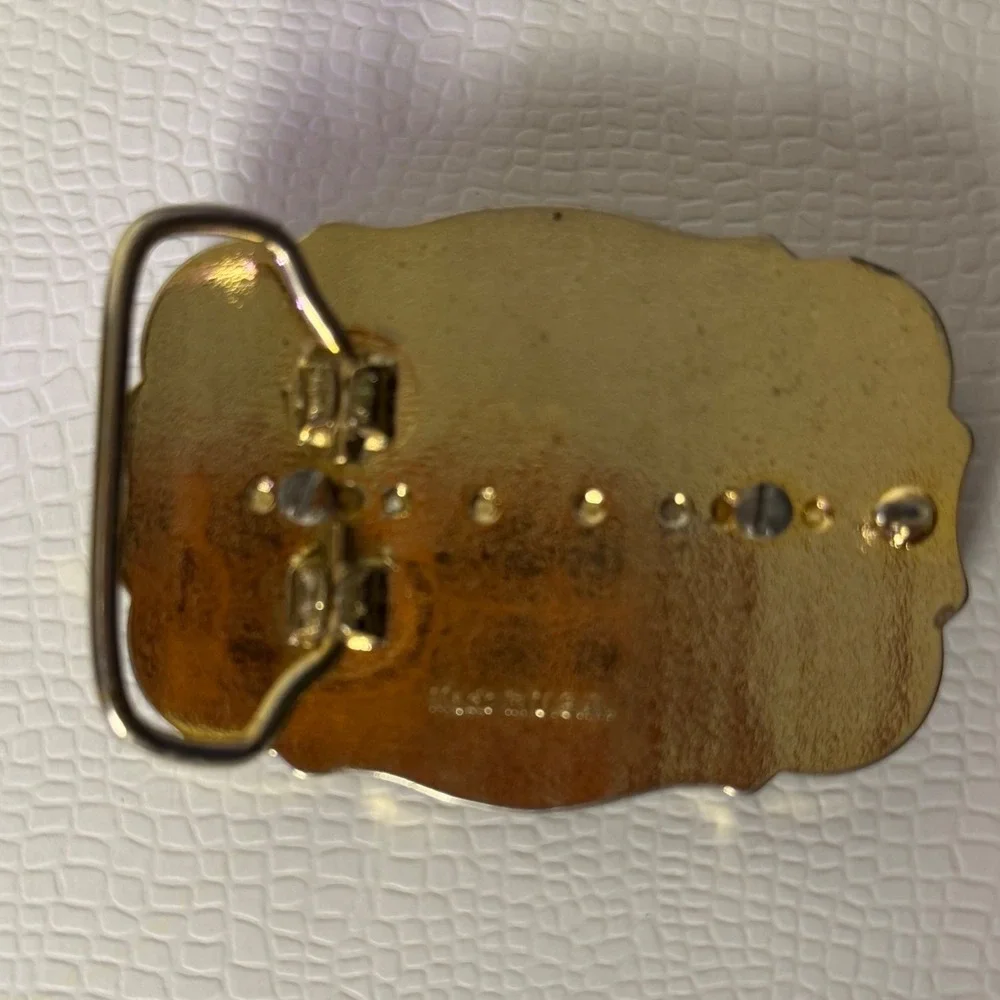 Unbranded belt buckle